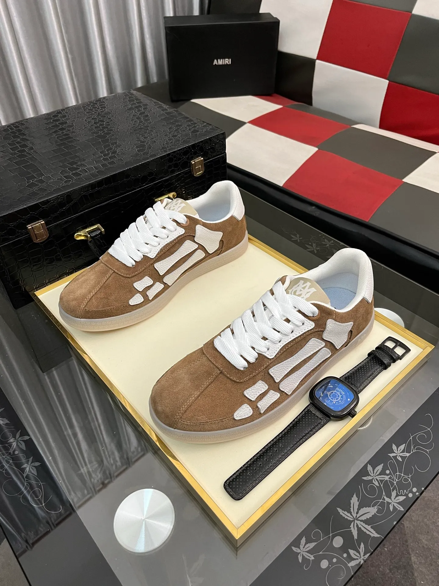 Men's shoes 💰420⌚️⌚️《AMIR*》New men's low-top casual sports sneakers bone shoes, another pair of irresistible bone shoes. Bone shoes are one of AMIRI's most popular items. They use first-layer cowhide uppers. The side bones are made of two cowhide laminations. They have a three-dimensional feel. The leather incisions are all oil-edged. Contrasting color design. Simple style. Fashionable sports. Customized metal LOGO nameplate to embellish shoelaces. Exclusive control of top version. Supports comparison. Breathable mesh lining Original rubber outsole A must-have item for daily leisure Suitable for various occasions Check it out if you are looking for high quality Super cool uppers Size: 38-445️⃣ Colors available